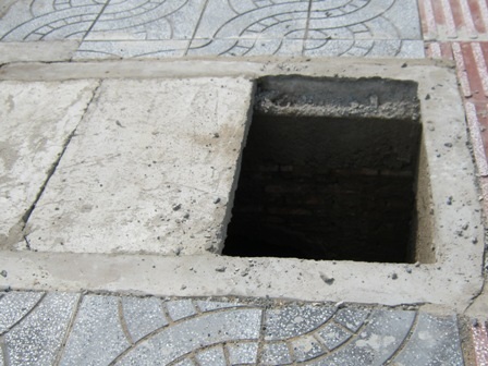 Trên 20 nắp cống đường Võ Văn Kiệt “ngoác miệng” sau lễ khánh thành