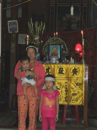 Cha bị đá đè chết, tương lai mù mịt với 3 đứa trẻ - 1 Cha bị đá đè chết, tương lai mù mịt với 3 đứa trẻ