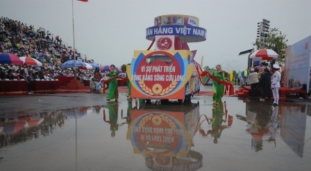 Hơn 1.000 chiến sĩ diễu binh trong mưa