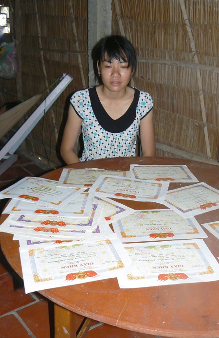 Cô học trò chuyên nghề "đội dưa, hái dừa" - 2 Cô học trò chuyên nghề đội dưa, hái dừa