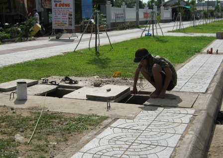 Trên 20 nắp cống đường Võ Văn Kiệt “ngoác miệng” sau lễ khánh thành