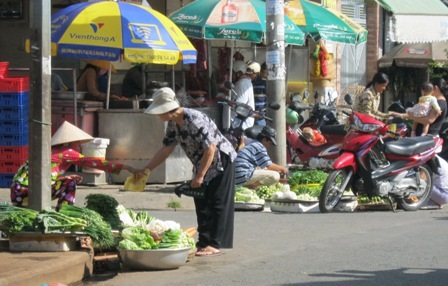 TP Cần Thơ vất vả dẹp chợ cóc, hàng rong