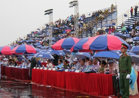 Hơn 1.000 chiến sĩ diễu binh trong mưa