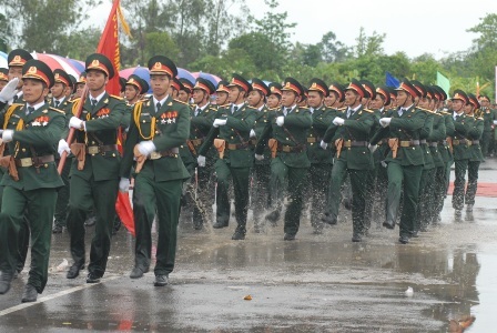 Hơn 1.000 chiến sĩ diễu binh trong mưa