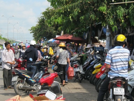 TP Cần Thơ vất vả dẹp chợ cóc, hàng rong