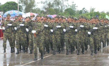 Hơn 1.000 chiến sĩ diễu binh trong mưa