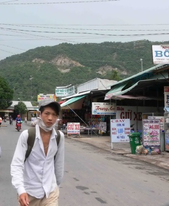 Vụ lở đá kinh hoàng: Cửa hàng bách hóa, xe ôm hốt bạc - 4 Vụ lở đá kinh hoàng: Cửa hàng bách hóa, xe ôm hốt bạc
