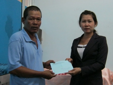 Quà nhân ái đến với cô học trò “đội dưa, hái dừa” và bé 4 tuổi mong cha, … - 1