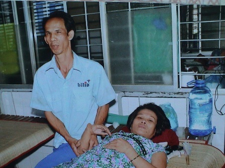 “Con không sợ phải bỏ học, chỉ sợ mất mẹ” - 4 Nhưng với tình cảnh mẹ bệnh, cha mù lòa thế này cháu Trang đành bỏ học nửa chừng