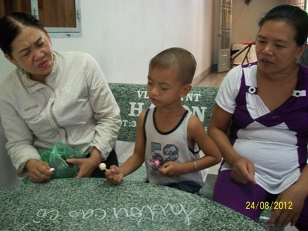 Bà con hàng xóm đến thử tài cháu Phát