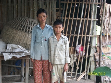 “Con không sợ phải bỏ học, chỉ sợ mất mẹ” - 2 “Con không sợ phải bỏ học, chỉ sợ mất mẹ”