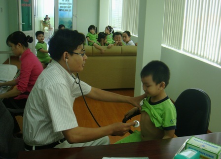 Cùng bé đến trường Mầm non Tân Triều - 3 Các bé cặm cụi cố gắng hoàn thành tác phẩm của mình trong giờ chơi ghép hình.