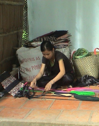 “Con không sợ phải bỏ học, chỉ sợ mất mẹ” - 3 Tranh thủ những ngày chưa nhập học, cháu Trang miền mài dệt thảm kiếm tiền mua sách vở