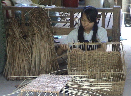 Gian nan đường đến trường đại học của 4 nữ sinh nghèo - 3 Để có tiền đóng học phí, mỗi đêm Chung Lòng phải thức đến 1,2 giờ sáng để đan vỏ