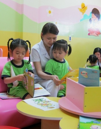 Cùng bé đến trường Mầm non Tân Triều - 1 Các bé được các cô giáo kề cận chăm sóc.