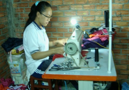 Gian nan đường đến trường đại học của 4 nữ sinh nghèo - 2 Sau ngày thi ĐH, Thủy Tiên đi làm công nhân ở một công ty may, hy vọng có tiền làm hồ sơ nhập học