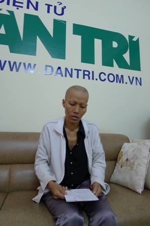 Mẹ ung thư “nhịn” truyền hóa chất dành tiền 2 con đi học