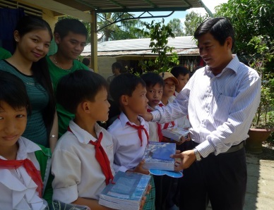 “Niềm vui nhận vở của các em là động lực cho các anh”