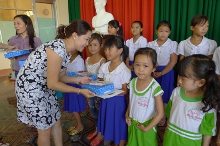 2.000 quyển vở đến với học sinh nghèo huyện Thới Lai - 1 2.000 quyển vở đến với học sinh nghèo huyện Thới Lai