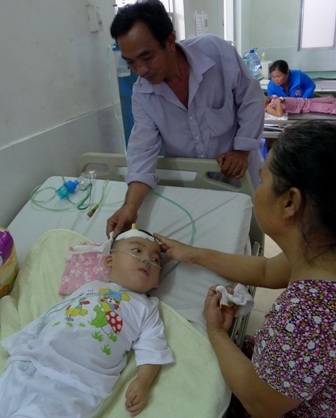 Cha mẹ bỏ đi biệt tích, bé 22 tháng tuổi thoi thóp chờ phép mầu - 2 Ông bà ngoại cháu Khang rất lo khi cái rốn to, nhô cao bất thường