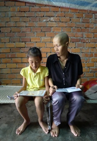 Mẹ ung thư “nhịn” truyền hóa chất dành tiền 2 con đi học