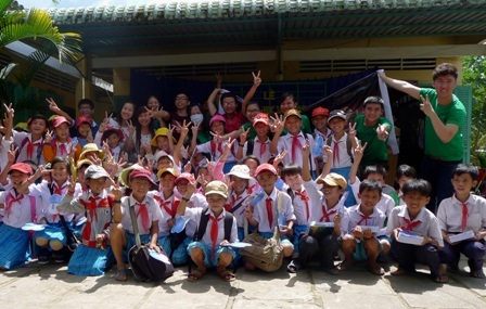 Các em rất vui mừng khi nhận được vở mới từ các anh chị sinh viên