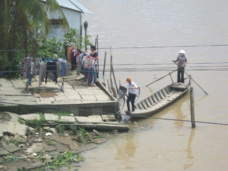 Trăn trở nỗi lo những bến đò ngang mùa tựu trường - 3 Vì thấy tiện, ít mất thời gian nên nhiều học sinh vẫn chọn cách qua sông bằng đò nhỏ