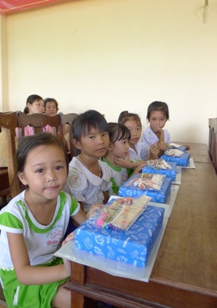 2.000 quyển vở đến với học sinh nghèo huyện Thới Lai - 2 2.000 phần quà được nhóm chia sẻ yêu thương gói cẩn thận và xinh xắn