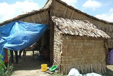Cha mẹ bỏ đi biệt tích, bé 22 tháng tuổi thoi thóp chờ phép mầu - 3 Căn nhà lá lụp sụp này là nơi ăn, ở của ông bà Kiệng và cháu Khang