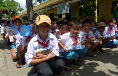 Các em rất vui mừng khi nhận được vở mới từ các anh chị sinh viên