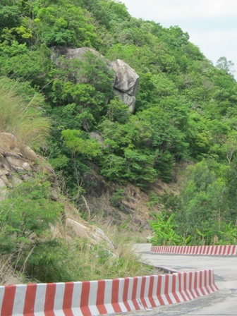 Hiện công ty Hữu Duẩn tập trung xử lý các mỏm đá nằm cheo leo trên núi Cấm