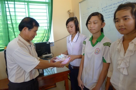2.000 quyển vở đến với học sinh nghèo huyện Thới Lai - 3 Thầy Nguyễn Văn Lất trao vở đến các học sinh trường cấp 2,3 Trường Xuân