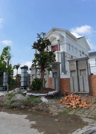 Đại gia “thiếu đất” lấy vỉa hè làm... vườn nhà - 4 Một cây cổ thụ được trồng trước ngôi biệt thự số 49