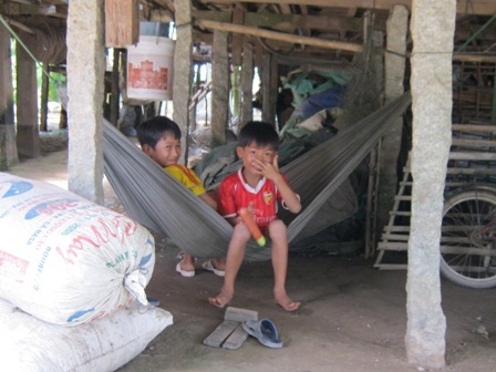 Ngắm những ngôi nhà sàn “khát nước” vùng ĐBSCL - 10 Khoảng trống dưới nhà sàn là nơi trú ngụ, vui chơi của trẻ trong những ngày nắng nóng.