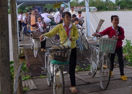 Ở nhưng bến phà lớn tuy an toàn hơn nhưng phải chờ đợi và chen lấn