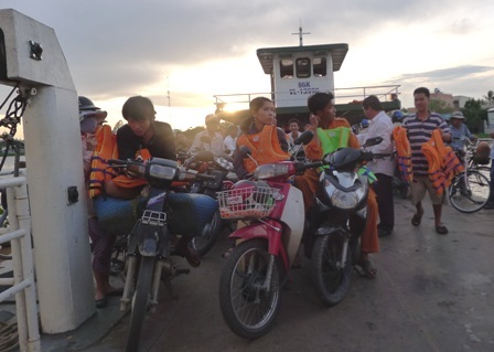 Trăn trở nỗi lo những bến đò ngang mùa tựu trường - 8 Ở nhưng bến phà lớn tuy an toàn hơn nhưng phải chờ đợi và chen lấn