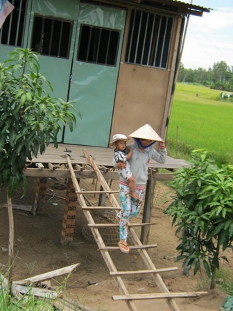 Ngắm những ngôi nhà sàn “khát nước” vùng ĐBSCL - 2 Một chiếc cầu thang lên nhà quá sơ sài của những hộ nghèo