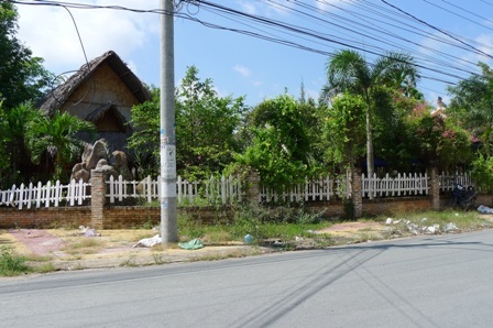 Đại gia “thiếu đất” lấy vỉa hè làm... vườn nhà - 7 hành lang đầy cỏ và rác thải
