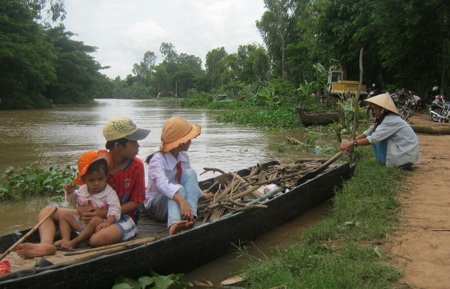 Trăn trở nỗi lo những bến đò ngang mùa tựu trường - 4 Chở con qua sông