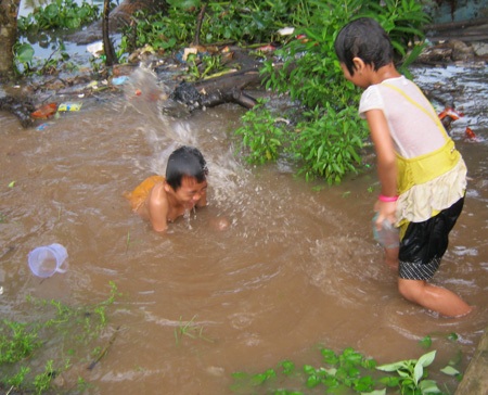 “Hung thủ” cắn “của quý” 2 trẻ tắm sông có thể là cá nóc mít - 1 Nếu cho trẻ tắm sông, các phụ huynh nên cho các cháu mặc quần áo để tránh bị cá cắn