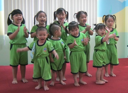 Cùng bé đến trường Mầm non Tân Triều - 4 Các bé luyện hát, múa cho ngày khai giảng năm học mới.