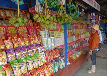 Chị Trang kiểm tra lại cách sắp xếp hàng hóa lần cuối trước khi buổi bán bắt đầu