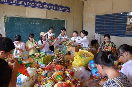 Trẻ em vùng lũ cười tít mắt khi đón “chị Hằng” sớm - 3 Các anh chị trong đoàn đang lắp ráp các ngôi sao, lồng đèn trước khi tặng cho các em học sinh