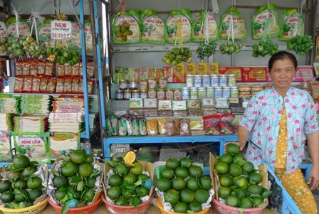 Bé Vy làm duyên bên gian hàng của mẹ