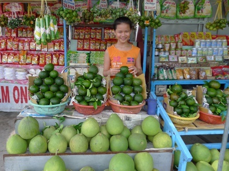 Bé Vy làm duyên bên gian hàng của mẹ