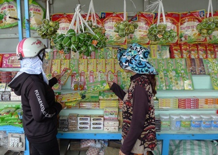 Bé Vy làm duyên bên gian hàng của mẹ
