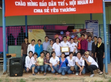 Trẻ em vùng lũ cười tít mắt khi đón “chị Hằng” sớm - 6 Đoàn chụp hình lưu niệm với các thầy cô giáo tiều học Hòa Bình A và trường tiểu học Hòa Bình B