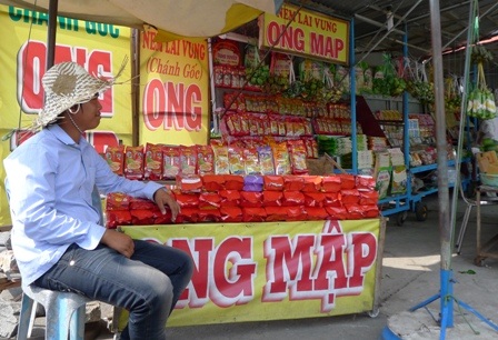 Và những gian hàng bánh bía - đặc sản của Sóc Trăng