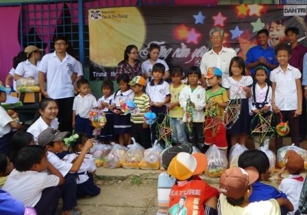 Trẻ em vùng lũ cười tít mắt khi đón “chị Hằng” sớm - 5 Dù bụng đói meo nhưng các em vẫn thích được nhận lồng đèn hơn nhận bánh trung thu