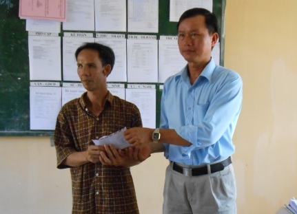Gần 8 triệu đồng được trao tới hai học sinh “sợ mất mẹ” - 2 Gần 8 triệu đồng được trao tới hai học sinh “sợ mất mẹ”